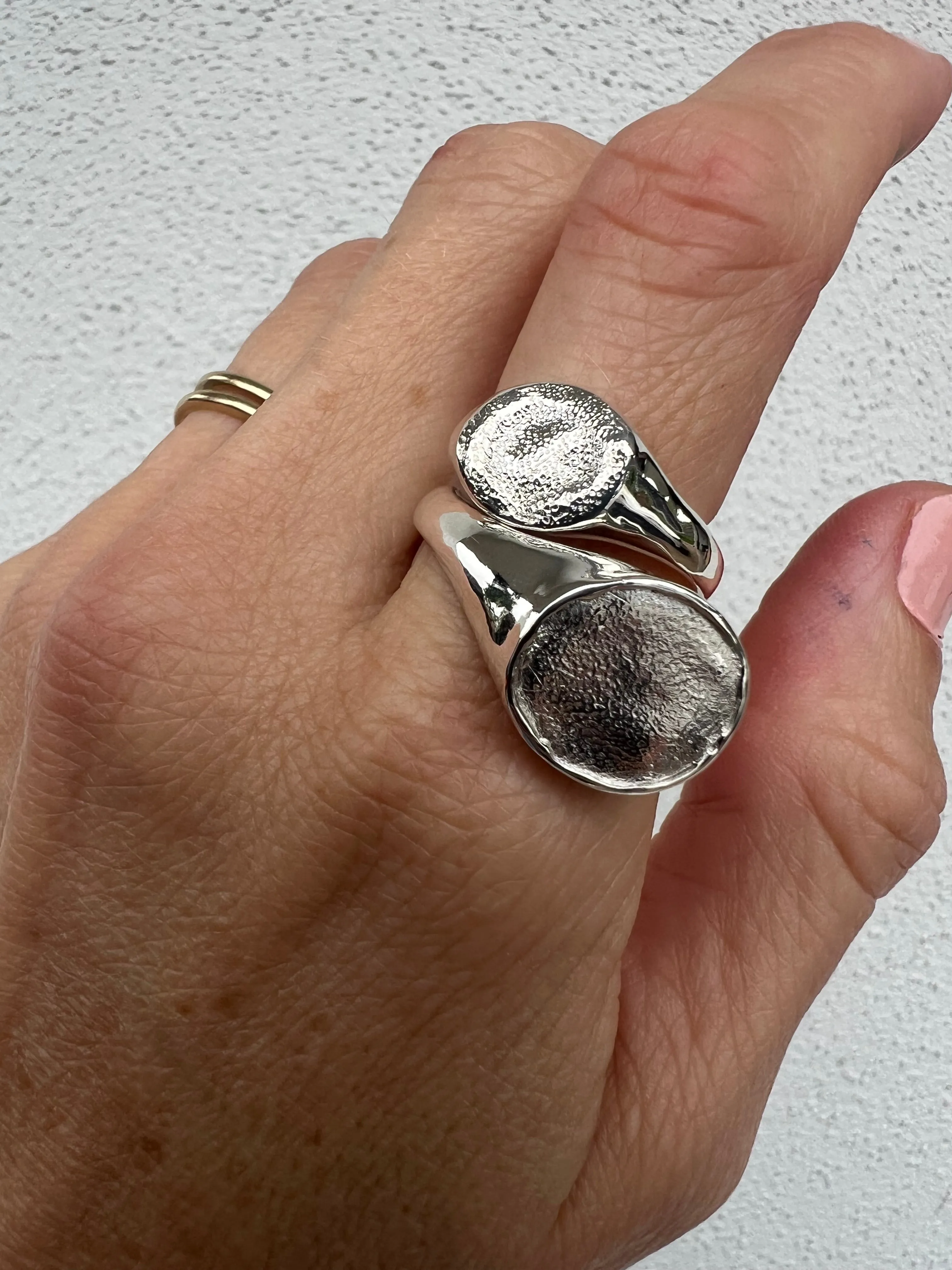 the impression elegant signet - solid gold