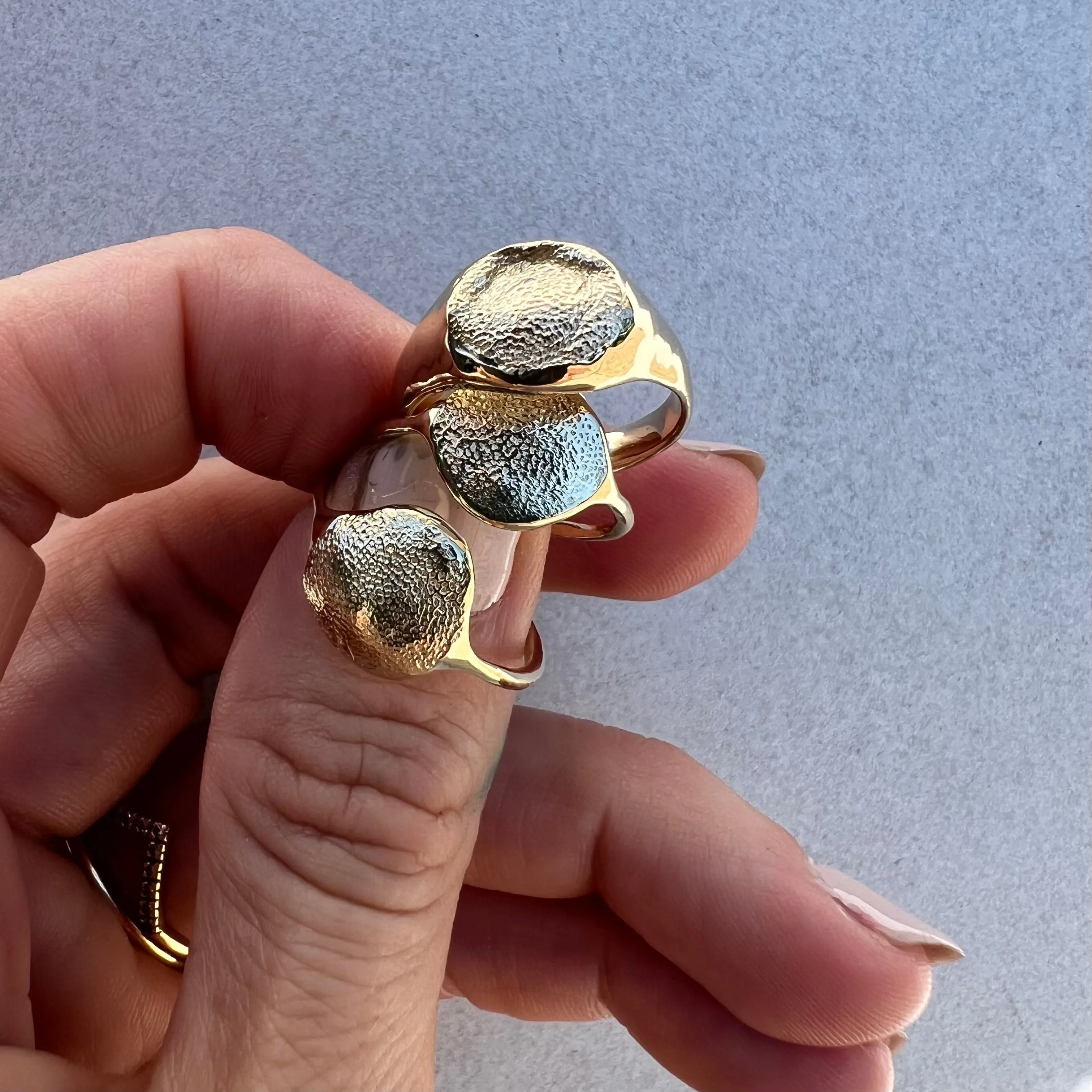 the impression elegant signet - solid gold