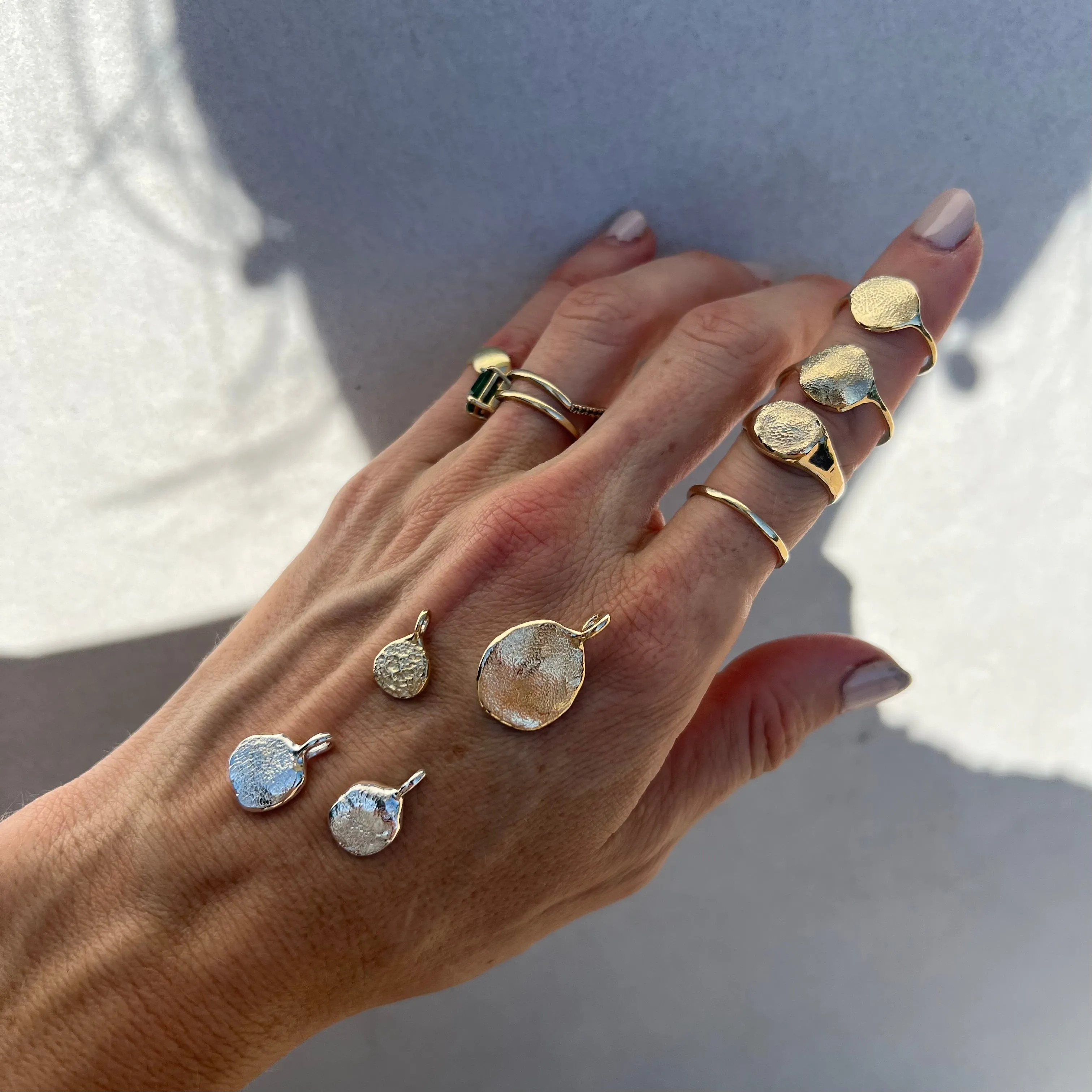 the impression elegant signet - solid gold